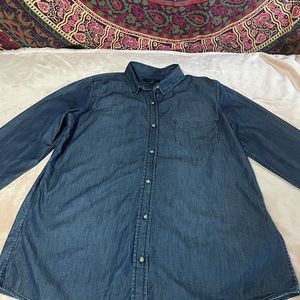 Women Banana Republic Denim Top, size L, 100% cotton, new w/out tags.